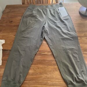 Lululemon Women’s Wonderer Cropped Jogger sz 10